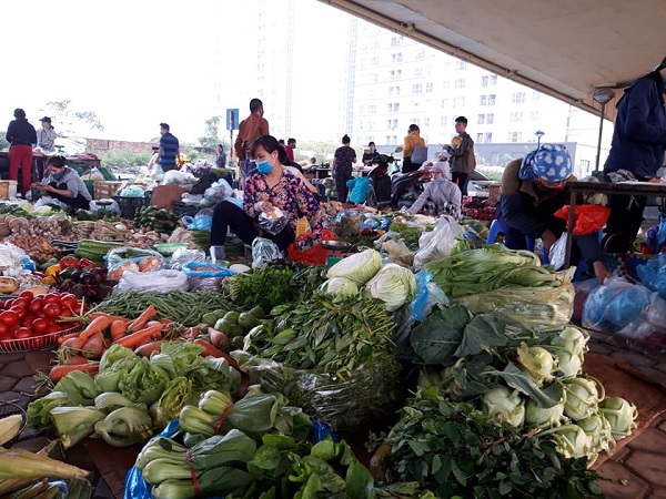 Hà Nội: Chợ, siêu thị đầy ắp hàng hóa, sức mua giảm