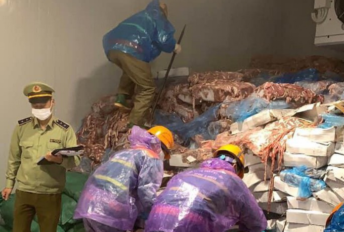 Kinh hoàng phát hiện hơn 70 tấn lòng lợn bốc mùi chuẩn bị tung ra thị trường