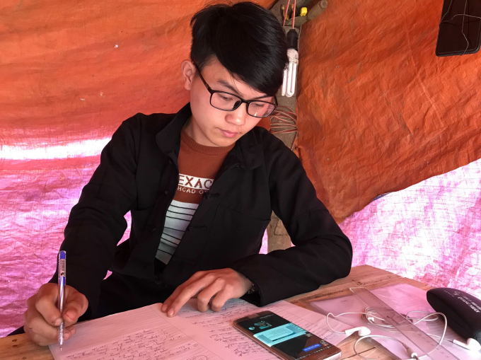 Chàng sinh viên người H’Mông dựng lán trên núi, thu mạng học online