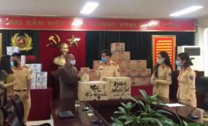 Các tăng ni, phật tử chùa Hòa Phúc tặng 2000 khẩu trang cho CSGT Thủ đô phòng chống dịch bệnh Covid -19