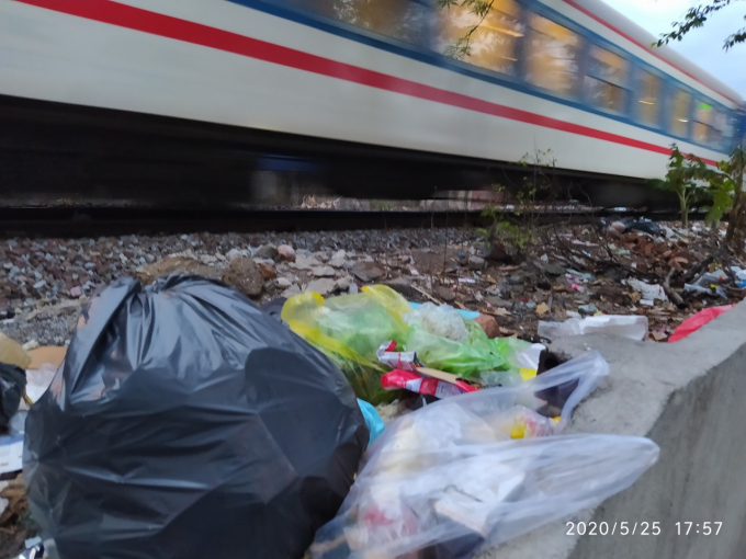 Đồng Nai: Vấn nạn rác thải bao vây hành lang đường sắt bao giờ mới dứt?