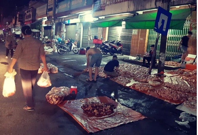 Thực phẩm tươi sống tràn ra quốc lộ 1A ở Đồng Nai