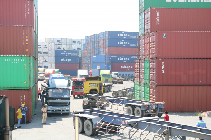 Vướng xe container nối đuôi ra vào cảng, QL1A kẹt cứng nhiều giờ liền