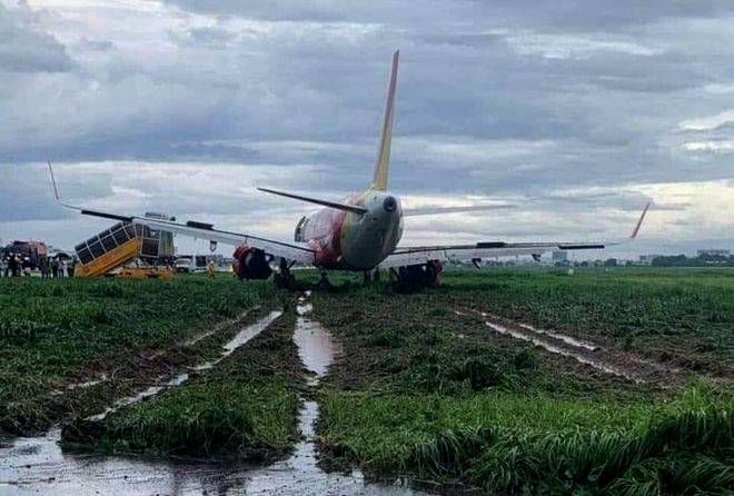 Vì sao máy bay VietJet hạ cánh trệch khỏi đường băng lao ra bãi cỏ?