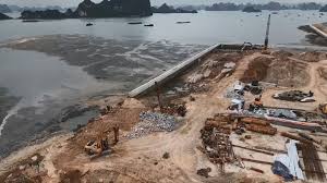 Phế thải vật liệu xây dựng, mối nguy tiềm tàng cho hệ sinh thái Vịnh Hạ Long