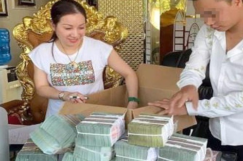 Khi khám nhà Đường Nhuệ, Công an tỉnh Thái Bình thu được nhiều cọc tiền mệnh giá lớn