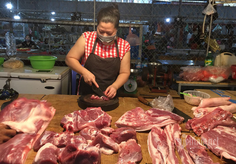 Sạp chợ cố thủ giá cao, thịt lợn quay 400 nghìn/kg