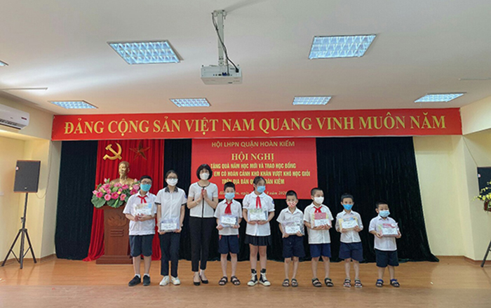 Hội LHPN quận Hoàn Kiếm trao 18 suất học bổng cho học sinh nghèo vượt khó
