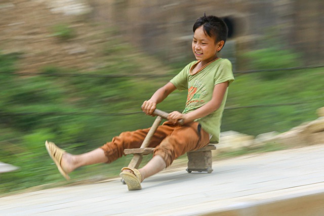 Thót tim xem màn “đua xe” tự chế của trẻ em vùng cao ở Sa Pa