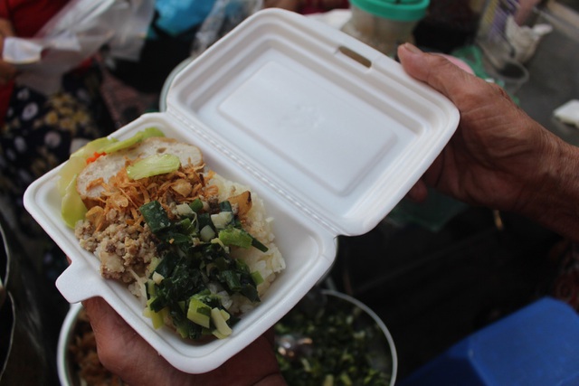 Kỳ lạ món ăn độn nhà nghèo thời bao cấp, thành đặc sản “xếp hàng” ở Hà Nội