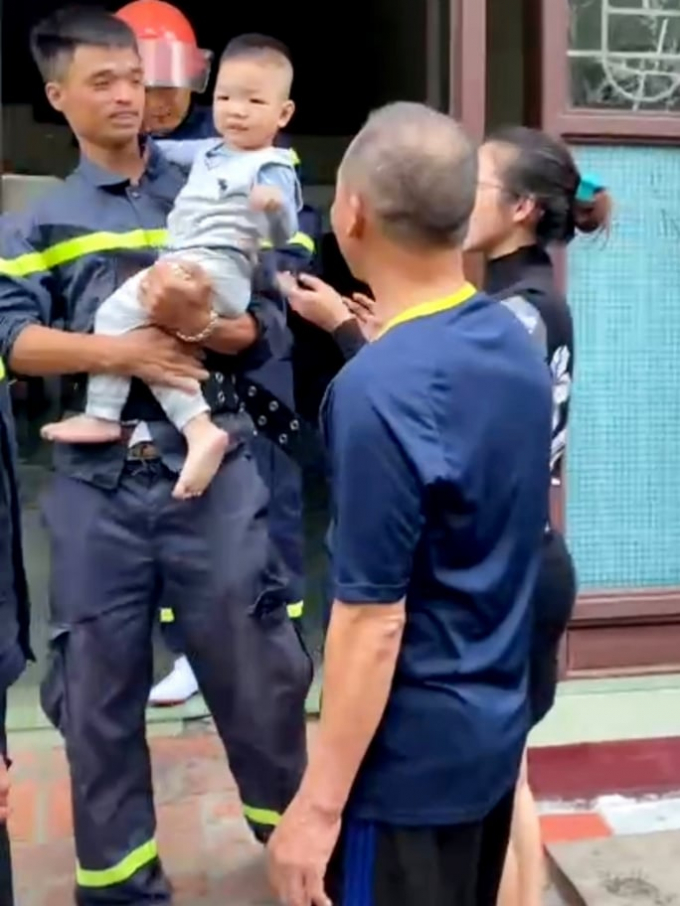 Quảng Ninh: Giải cứu cháu bé 2 tuổi bị mắc kẹt trong nhà