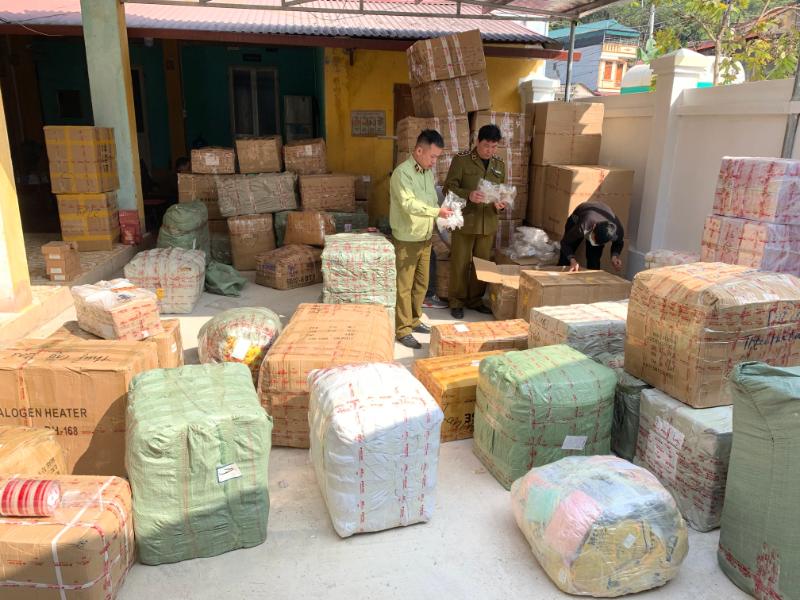 Lạng Sơn: Tạm giữ hơn 1.530 sản phẩm hàng hóa nghi nhập lậu trên xe thư báo của J&T
