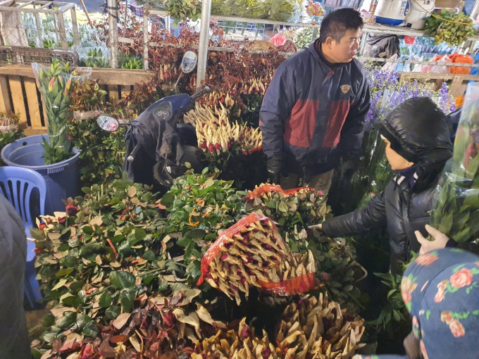Chợ hoa Quảng An vẫn nhộn nhịp giữa đêm giá rét
