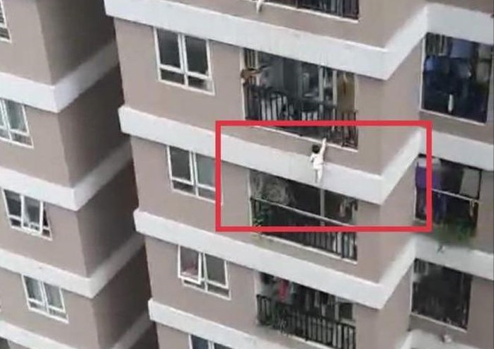 Hà Nội: Thót tim khi bé gái 3 tuổi trèo lan can rơi từ tầng 13 chung cư ở Thanh Xuân