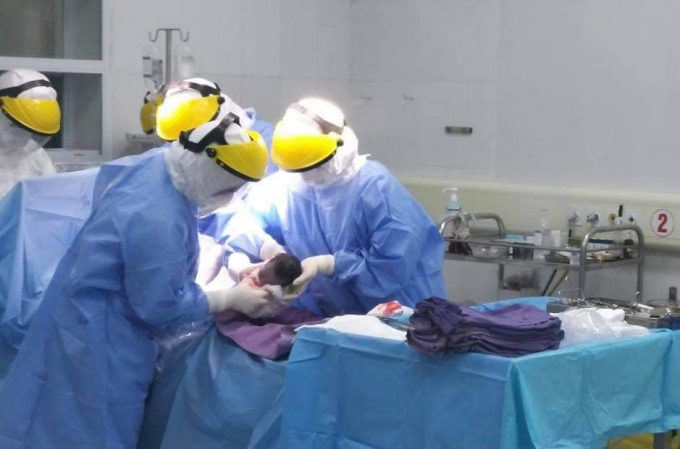 Quảng Ninh: Phẫu thuật mổ lấy thai nhi thành công cho sản phụ dương tính với virus SARS-CoV-2