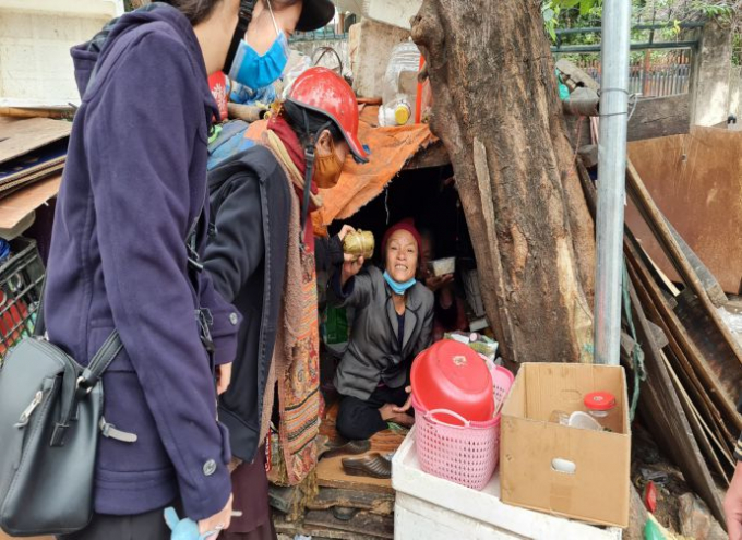 Tặng bánh chưng cho các hộ sinh sống tại chân cầu Long Biên trong mùa dịch