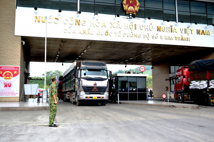 Xuất khẩu vải thiều Bắc Giang qua cửa khẩu Lạng Sơn buộc phải đổi lái xe