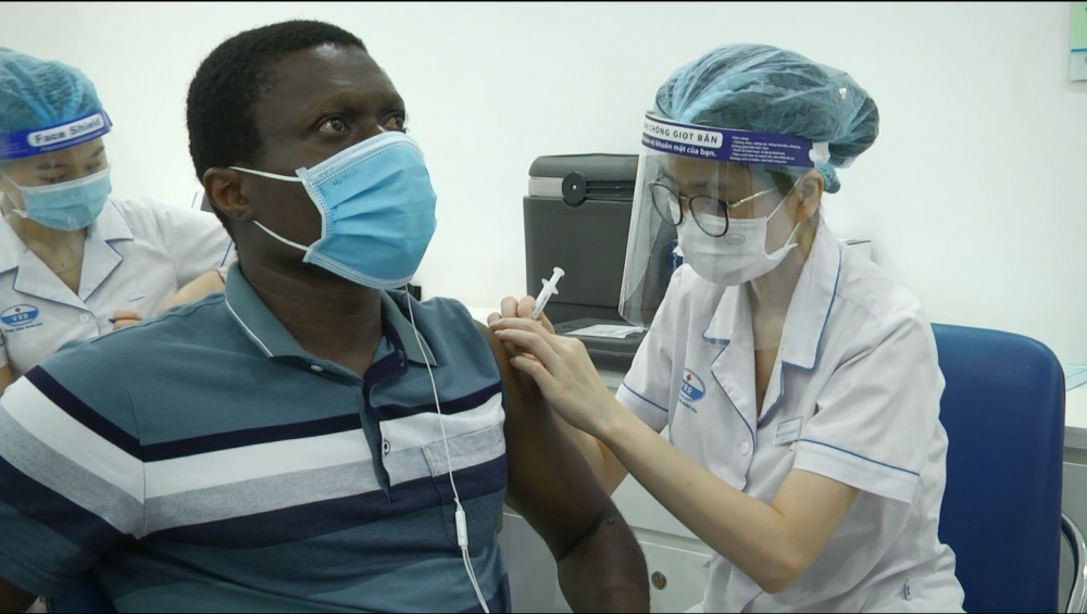 Công dân nước ngoài sinh sống, làm việc tại Hà Nội phấn khởi khi được tiêm vắc xin phòng Covid-19