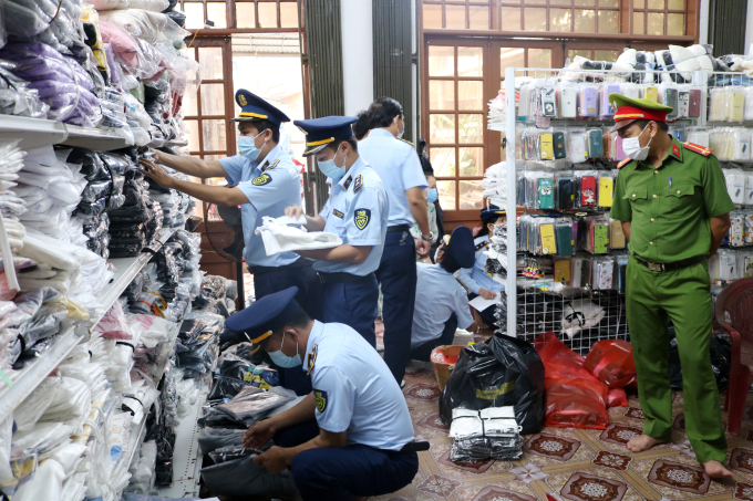 Phát hiện 3.459 sản phẩm quần áo giả mạo nhãn hiệu nổi tiếng tại Quảng Bình và Bắc Ninh