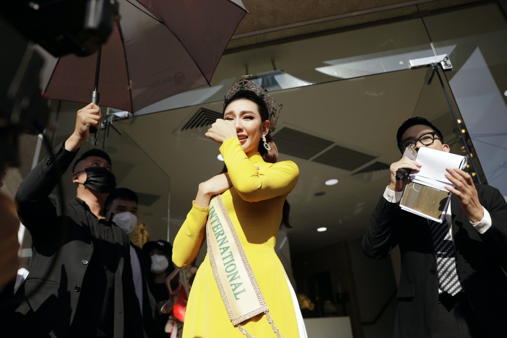 Hoa hậu Thùy Tiên làm điều ý nghĩa gì trong roadshow?