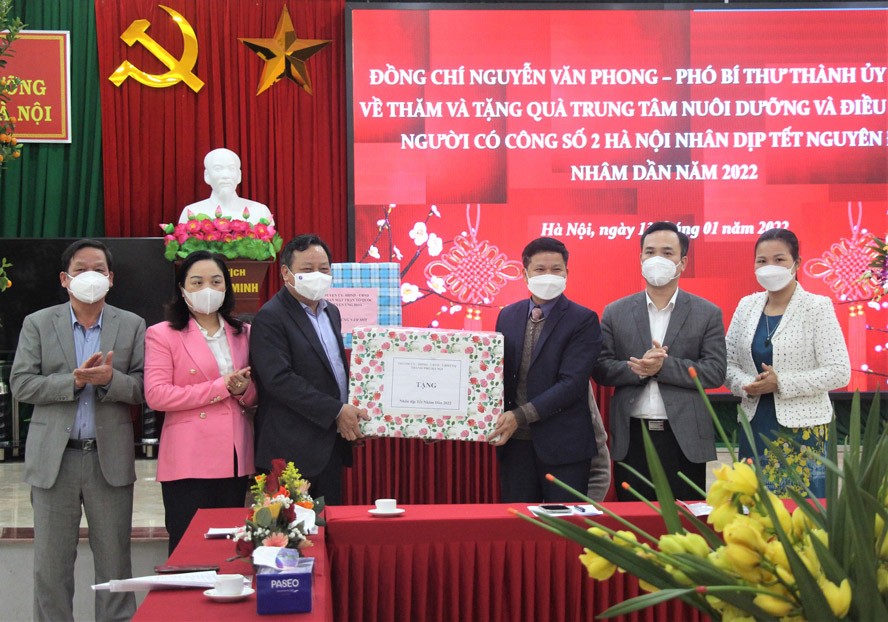 Phó Bí thư Thành ủy Nguyễn Văn Phong thăm, tặng quà người có công, gia đình chính sách