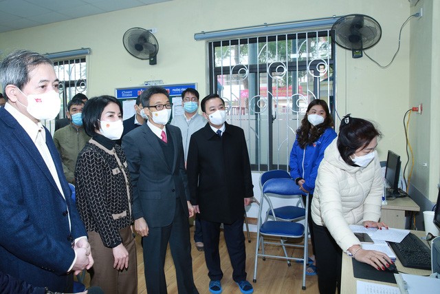 Phó Thủ tướng Vũ Đức Đam chúc Tết y, bác sĩ trạm y tế lưu động, kiểm tra tiêm vắc xin tại nhà ở Hà Nội