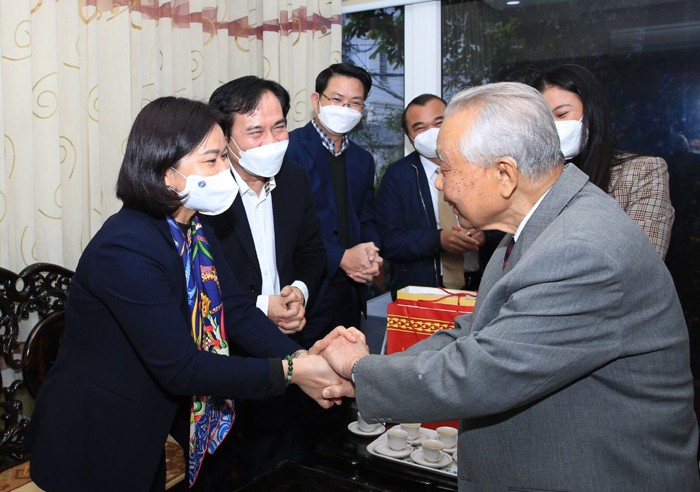 Phó Bí thư Thường trực Thành ủy Hà Nội Nguyễn Thị Tuyến thăm, tặng quà gia đình chính sách