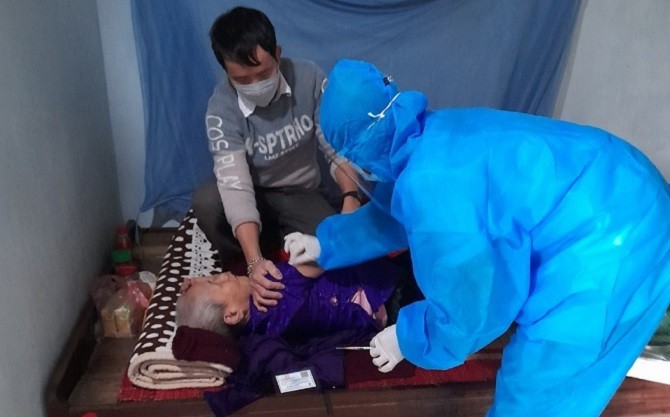 Hà Nội: Các huyện ngoại thành tiêm vắc xin phòng COVID-19 tại nhà cho người già yếu