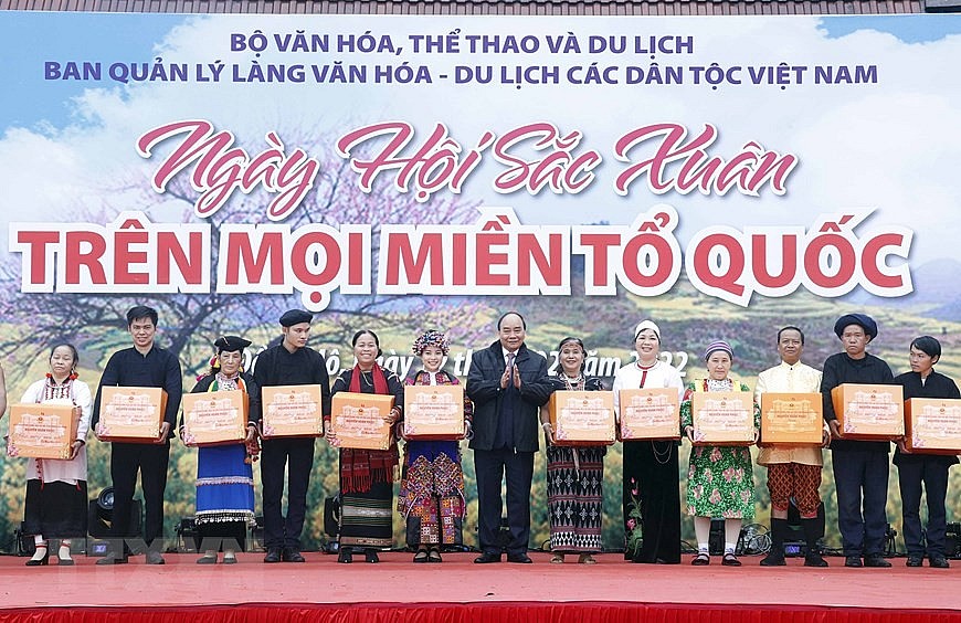 Chủ tịch nước Nguyễn Xuân Phúc: Chúng ta phải có trách nhiệm gìn giữ vẻ đẹp văn hóa riêng biệt của mỗi dân tộc