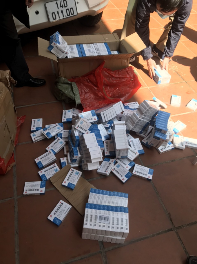 Quảng Ninh: Tạm giữ xe chở hàng trăm hộp thuốc hỗ trợ điều trị COVID-19 nhập lậu