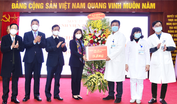 Phó Bí thư Thường trực Thành ủy Nguyễn Thị Tuyến thăm, chúc mừng Bệnh viện Hữu nghị và Bệnh viện Thanh Nhàn