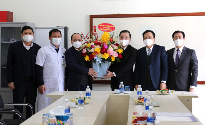 Chủ tịch UBND TP Chu Ngọc Anh chúc mừng các cơ sở y tế, nhân Ngày Thầy thuốc Việt Nam