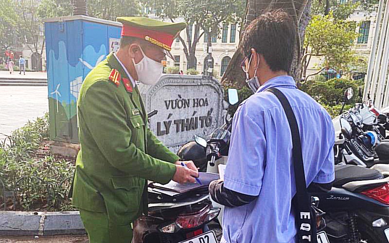 Hà Nội xử phạt 11 bãi trông giữ xe trái phép trong không gian phố đi bộ quận Hoàn Kiếm