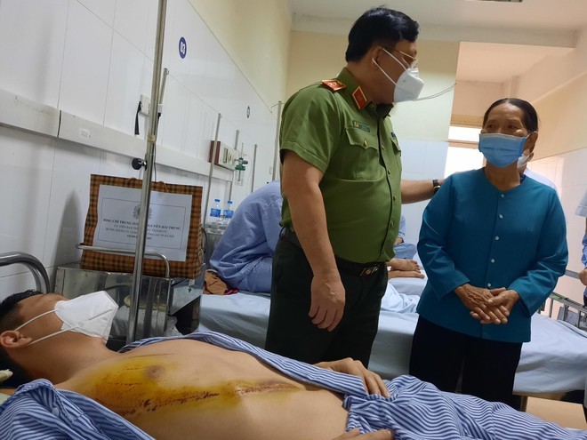 Giám đốc Công an TP Hà Nội thăm, động viên hai chiến sĩ bị thương khi làm nhiệm vụ