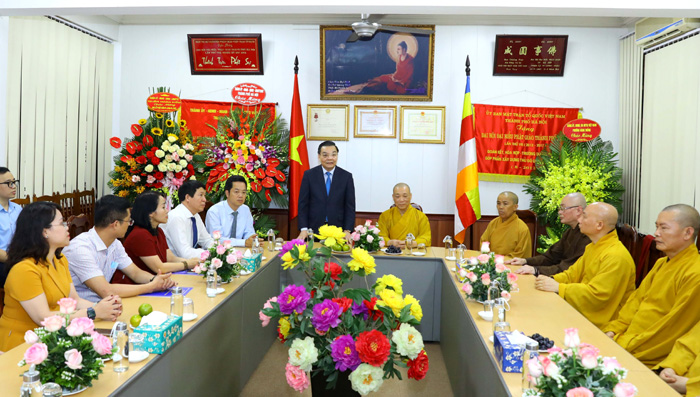Chủ tịch UBND TP Chu Ngọc Anh chúc mừng Giáo hội Phật giáo Việt Nam thành phố Hà Nội 