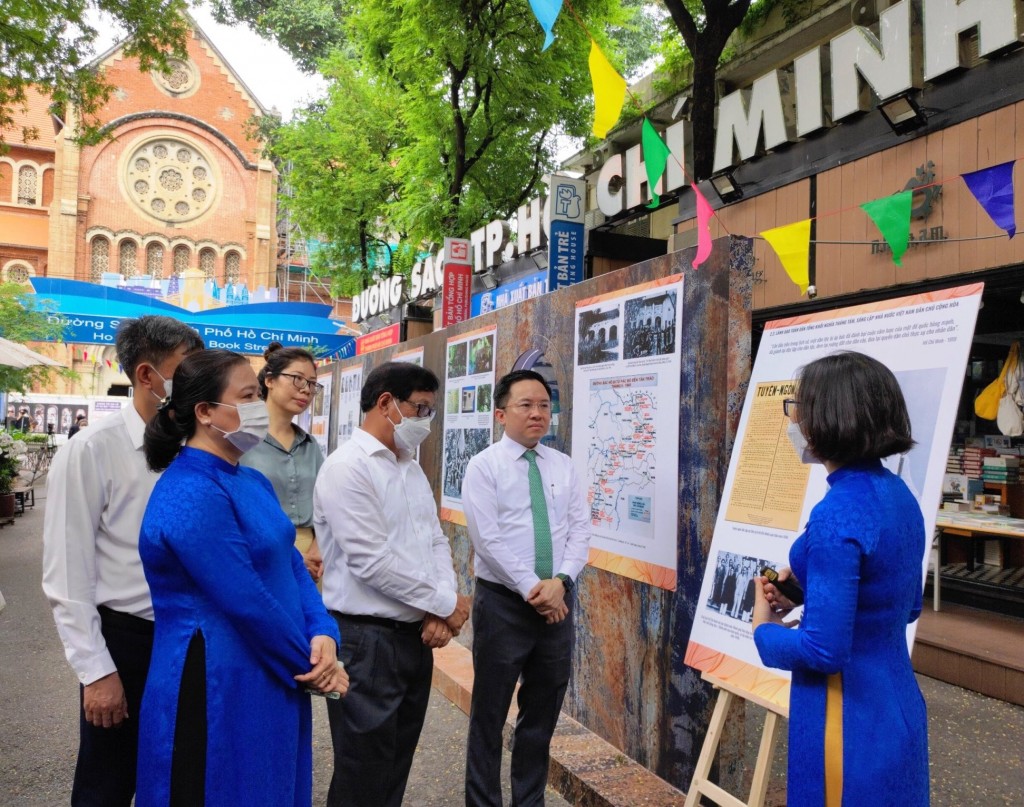 Khai mạc triển lãm kỷ niệm 132 năm Ngày sinh Chủ tịch Hồ Chí Minh