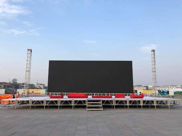 “Tiếp lửa” U23, huyện Mê Linh lắp màn hình LED cỡ lớn phục vụ Nhân dân
