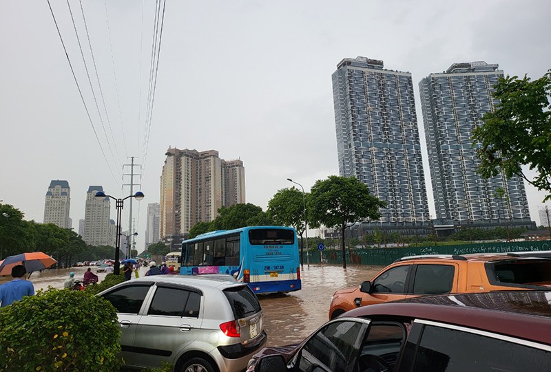 Nhiều tuyến phố Hà Nội bị ngập lụt, ùn tắc sau trận mưa lớn kéo dài