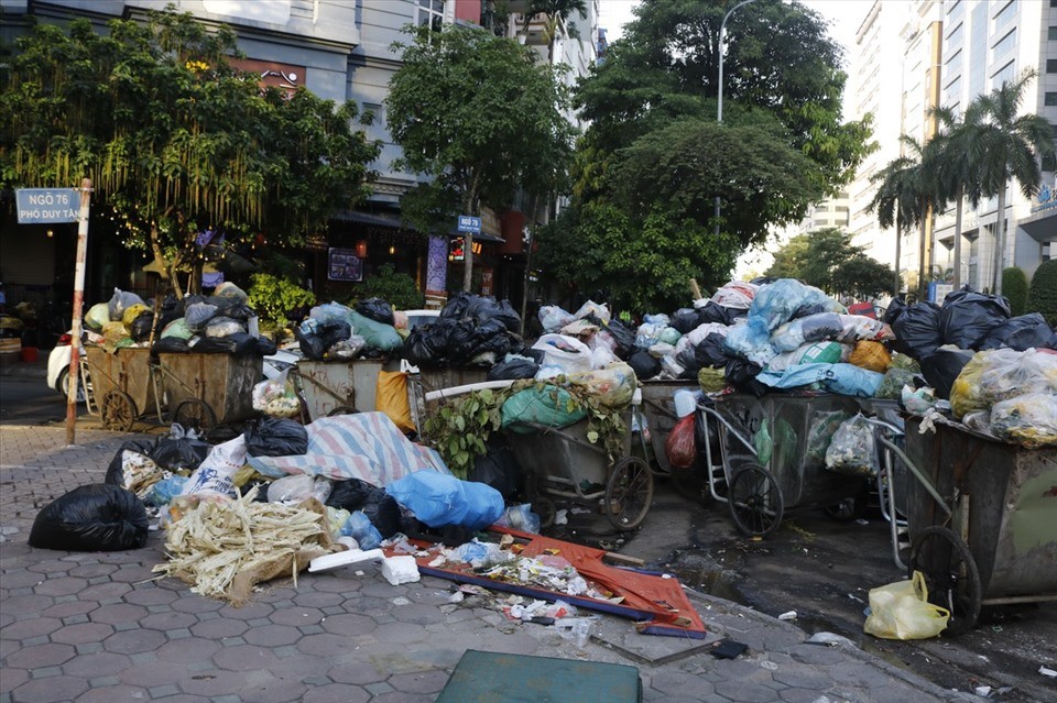Ùn ứ rác trên một số tuyến phố, Hà Nội yêu cầu 2 Sở xử lý dứt điểm