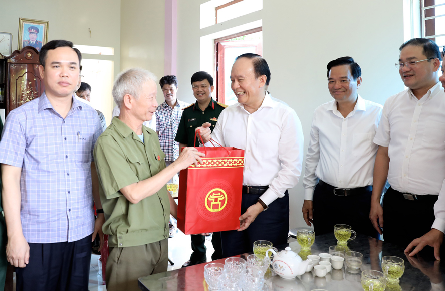 Chủ tịch HĐND thành phố Nguyễn Ngọc Tuấn thăm các nạn nhân bị nhiễm chất độc da cam/dioxin