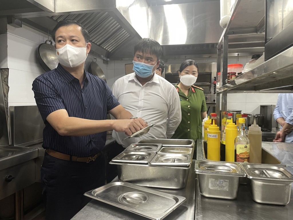 Hà Nội: Tiêu hủy 64 loại sản phẩm không đảm bảo an toàn thực phẩm của 524 cơ sở