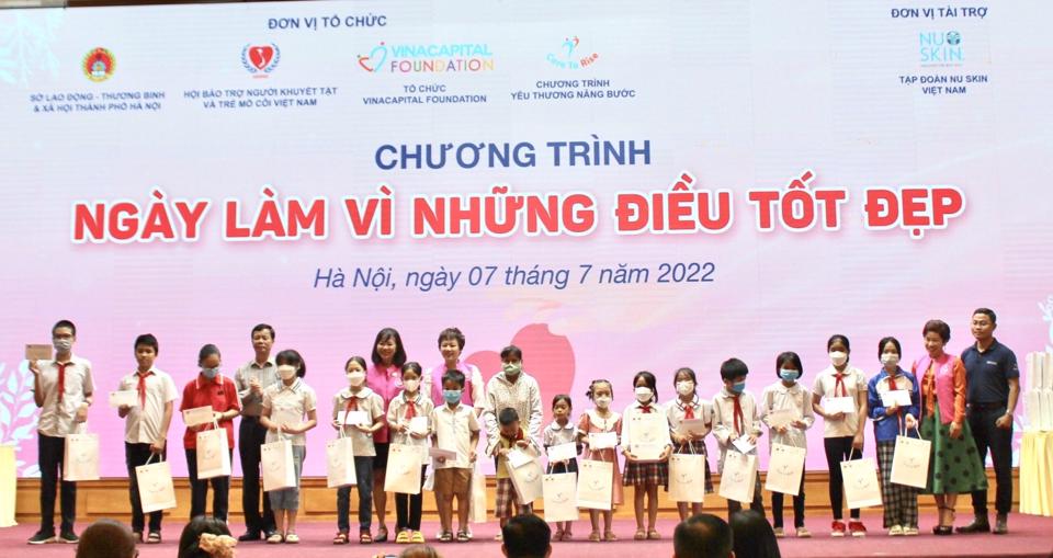Hà Nội tặng quà 100 trẻ em khuyết tật, mồ côi bị ảnh hưởng Covid-19