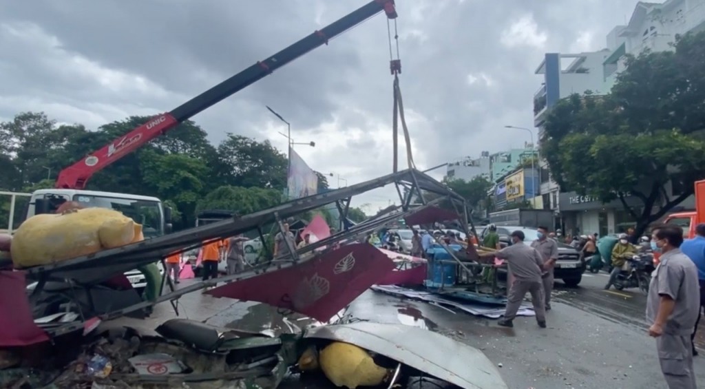 TP Hồ Chí Minh: Cổng chào Công viên văn hóa Đầm Sen bất ngờ đổ sập