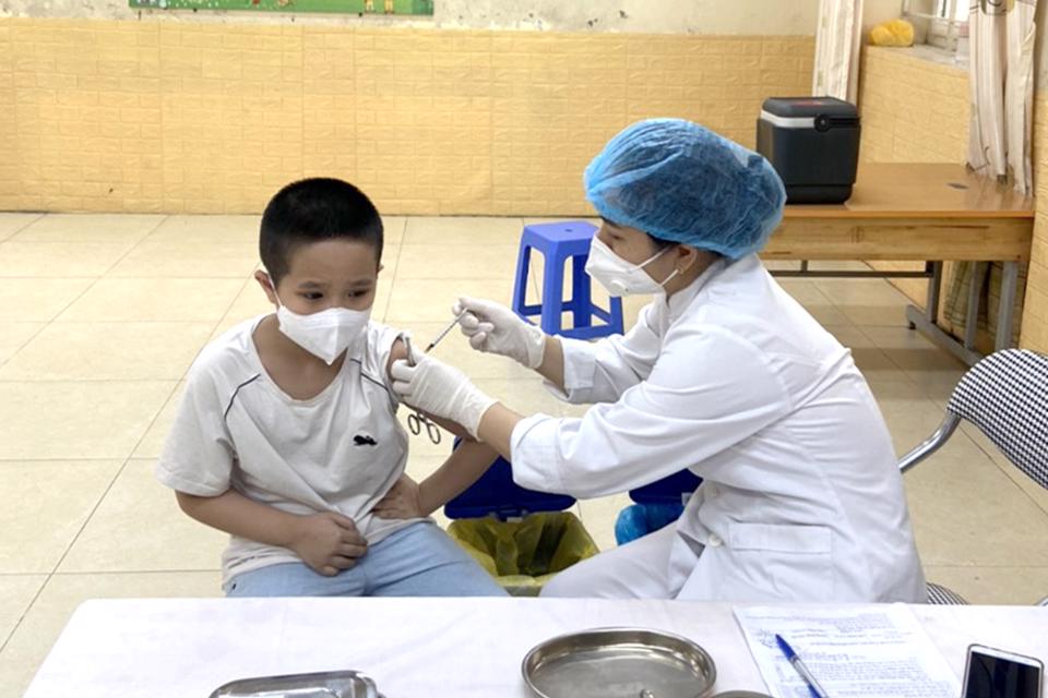 Hà Nội: Nhiều địa phương quyết liệt đẩy nhanh tiến độ tiêm vaccine cho trẻ