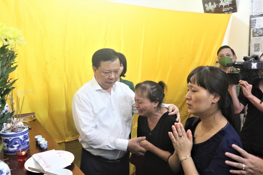 Lãnh đạo TP Hà Nội thăm, động viên gia đình cán bộ, chiến sĩ hy sinh trong vụ cháy tại quận Cầu Giấy
