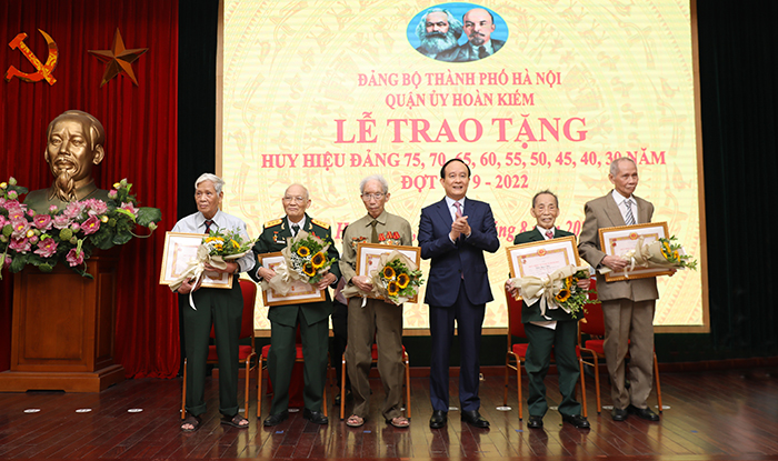 Phó Bí thư Thành ủy, Chủ tịch HĐND Thành phố Nguyễn Ngọc Tuấn trao Huy hiệu Đảng tại quận Hoàn Kiếm 