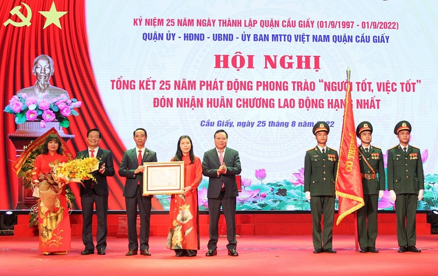 Quận Cầu Giấy (Hà Nội) đón nhận Huân chương Lao động hạng Nhất
