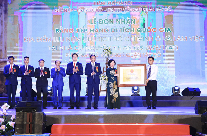 Quận Tây Hồ đón nhận Bằng xếp hạng di tích quốc gia địa điểm lưu niệm Chủ tịch Hồ Chí Minh tại phường Phú Thượng