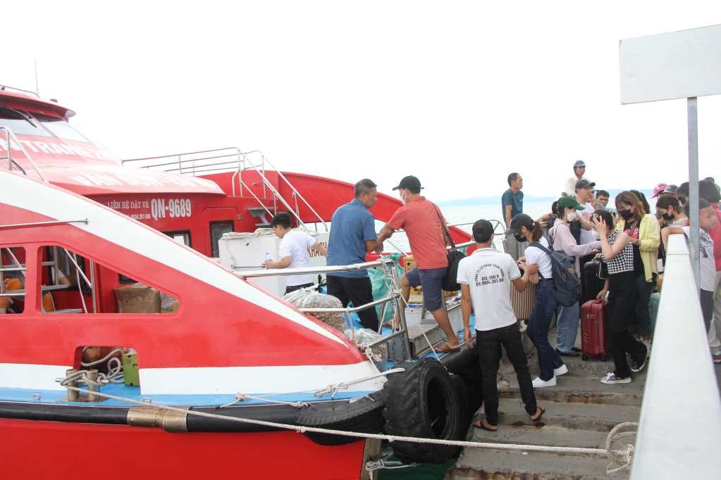 Quảng Ninh: Đưa toàn bộ khách du lịch trở về đất liền tránh bão tại đảo Cô Tô
