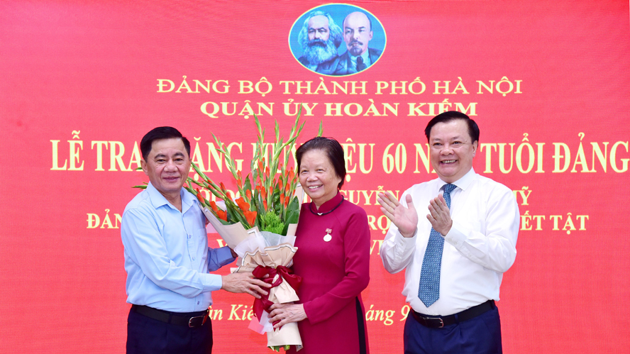 Trao Huy hiệu 60 năm tuổi Đảng tặng đồng chí Nguyễn Thị Xuân Mỹ